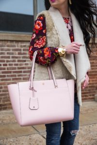 loft-thanksgiving-outfit-ideas-floral-faux-fur-vest-tory-burch-totes