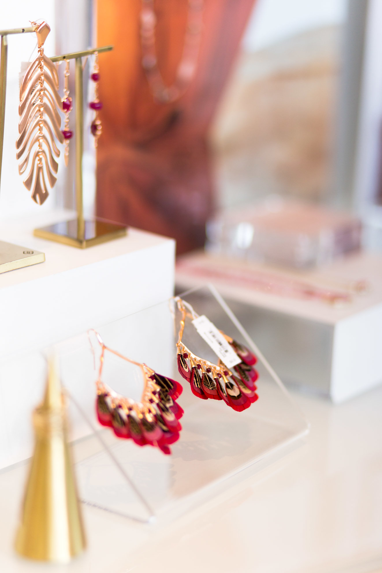 Kendra scott deals raven feather earrings