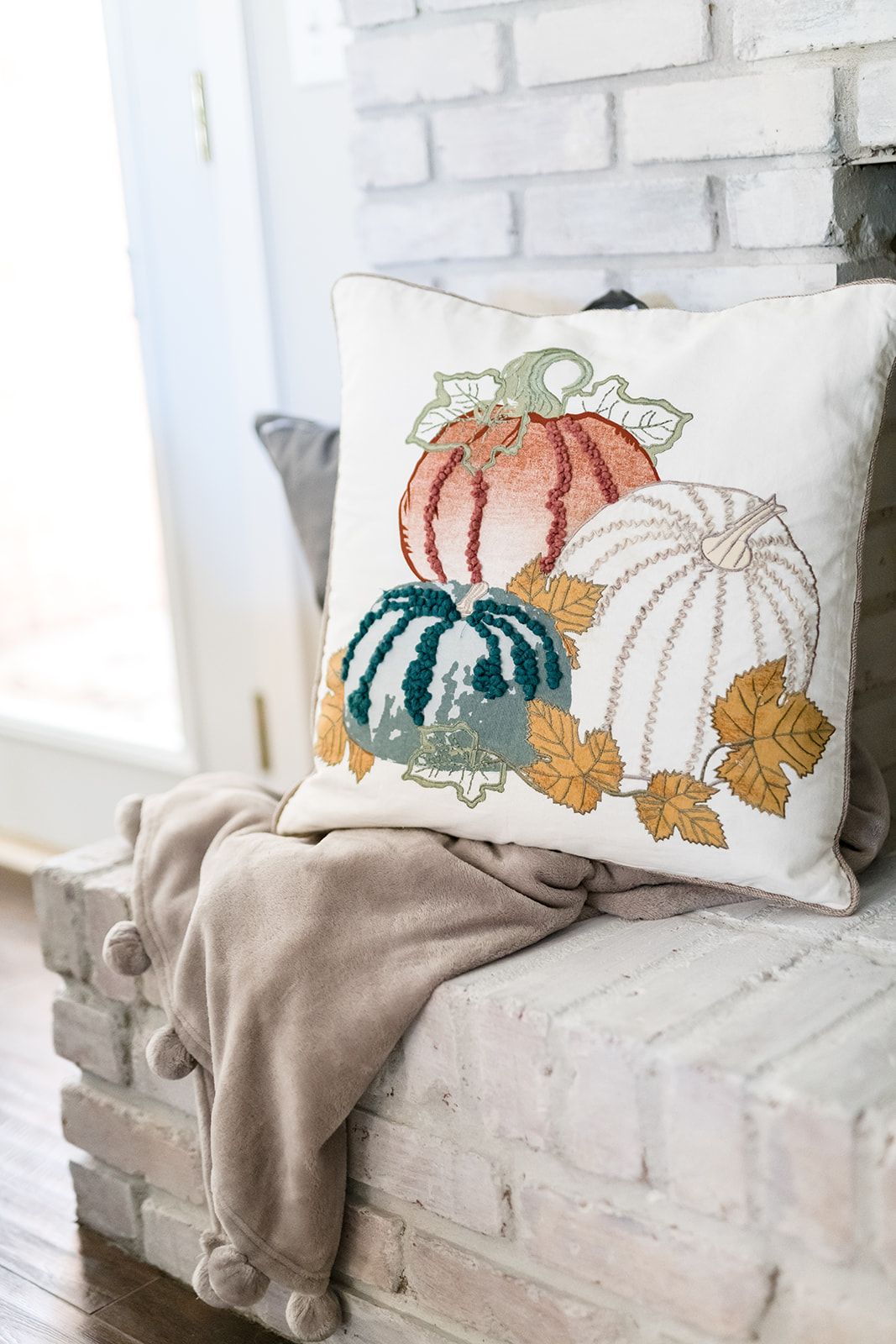 fall-home-decor-ideas-velvet-pumpkins-nuetral-colors