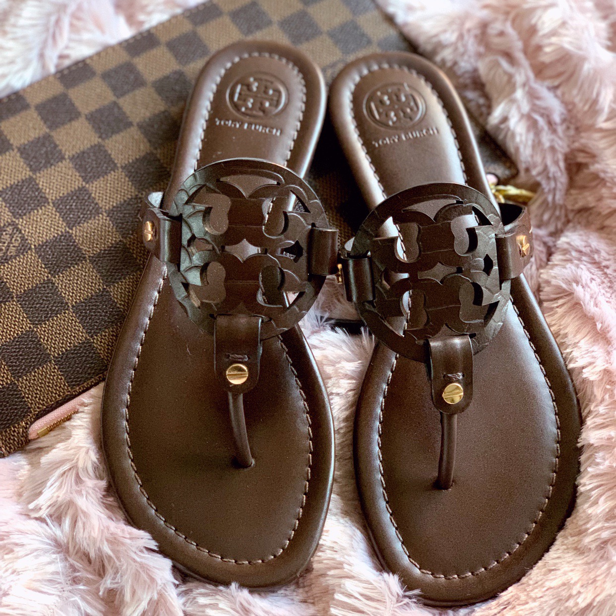 Descubrir 44+ imagen tory burch dark brown sandals