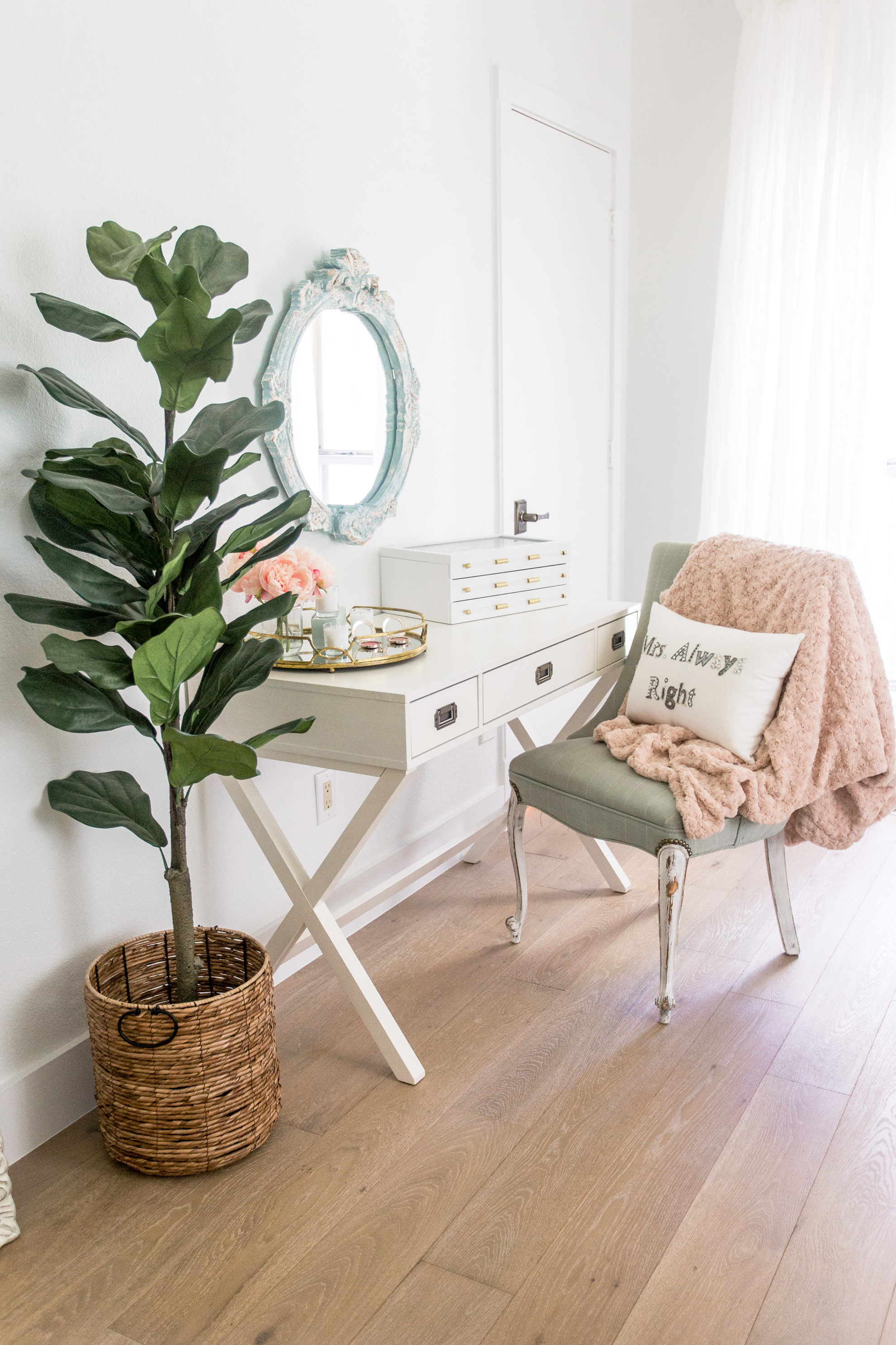 master-bedroom-chic-feminine-all-white-decor-ideas