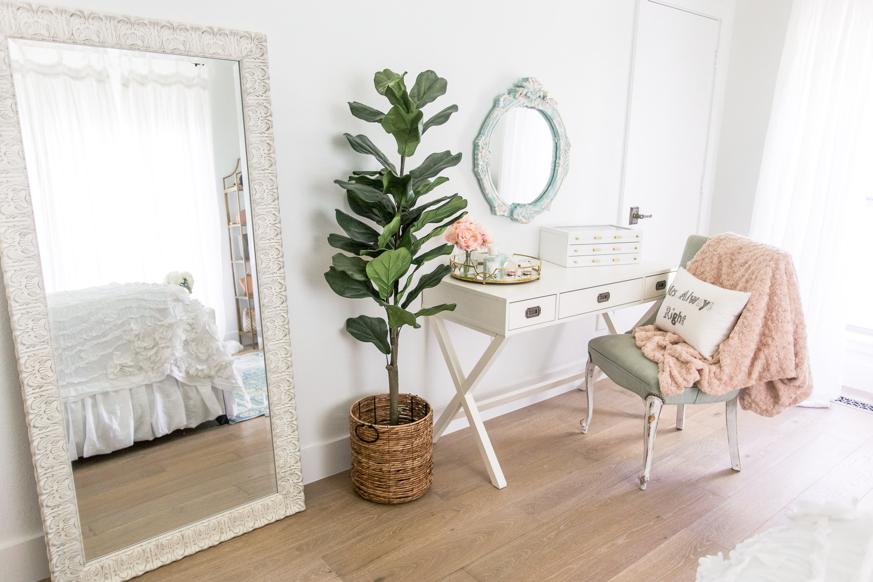 master-bedroom-chic-feminine-all-white-decor-ideas